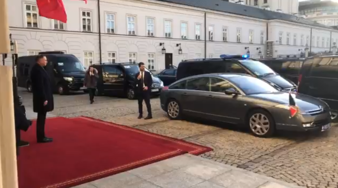 O tej wpadce trudno zapomnieć! Auto prezydenta Macrona zepsuło się w Polsce
