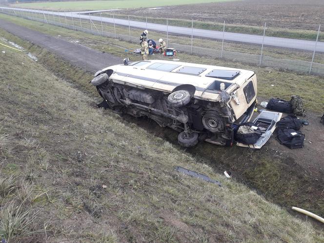 Żołnierz reanimowany po wypadku na A1 pod Piotrkowem. W jego busie pękła opona