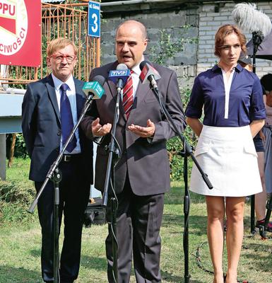 Ranczo 9 sezon. Senator Kozioł (Cezary Żak), Czerepach (Artur Barciś), Ola (Lidia Sadowa)