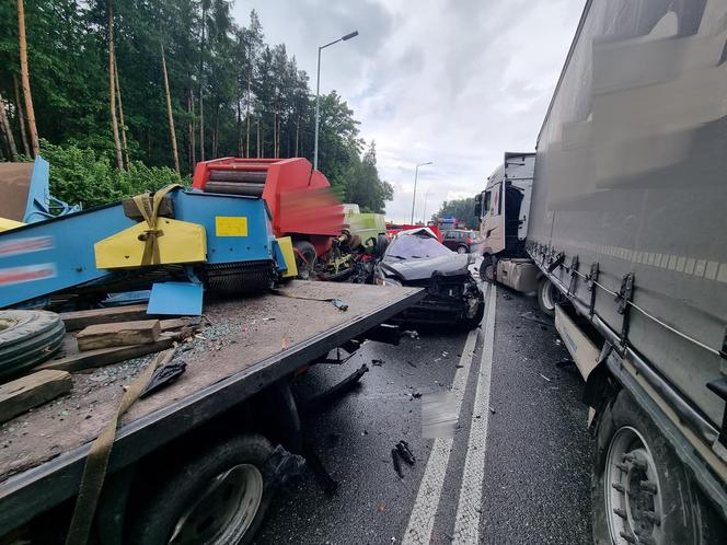 Brzesko. Tragiczny wypadek z udziałem pięciu pojazdów. 26-latek zginął na miejscu