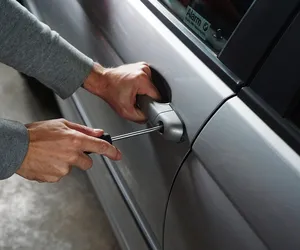 Kalisz/Jarocin. Wybredny złodziej porzucił skradzione auto