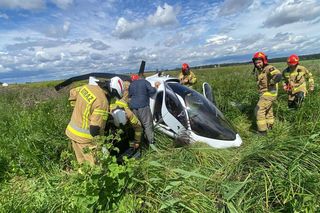 Wypadek pod Łodzią. Wiatrakowiec runął na ziemię. LPR zabrało mężczyznę [ZDJĘCIA].