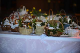 Jacek Kurski z rodziną święci pokarmy w kościele