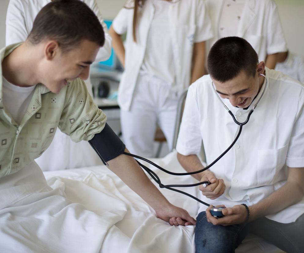 Trochę poudajesz i jeszcze ci zapłacą. Niecodzienna oferta pracy na WUM