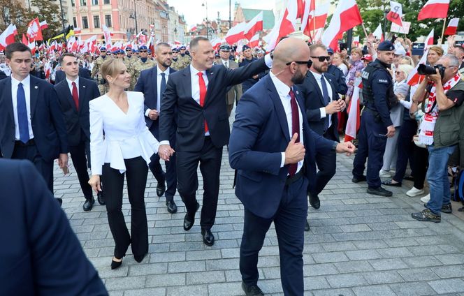 Przejście do Pałacu Prezydenckiego. Pierwsza dama się przebrała 