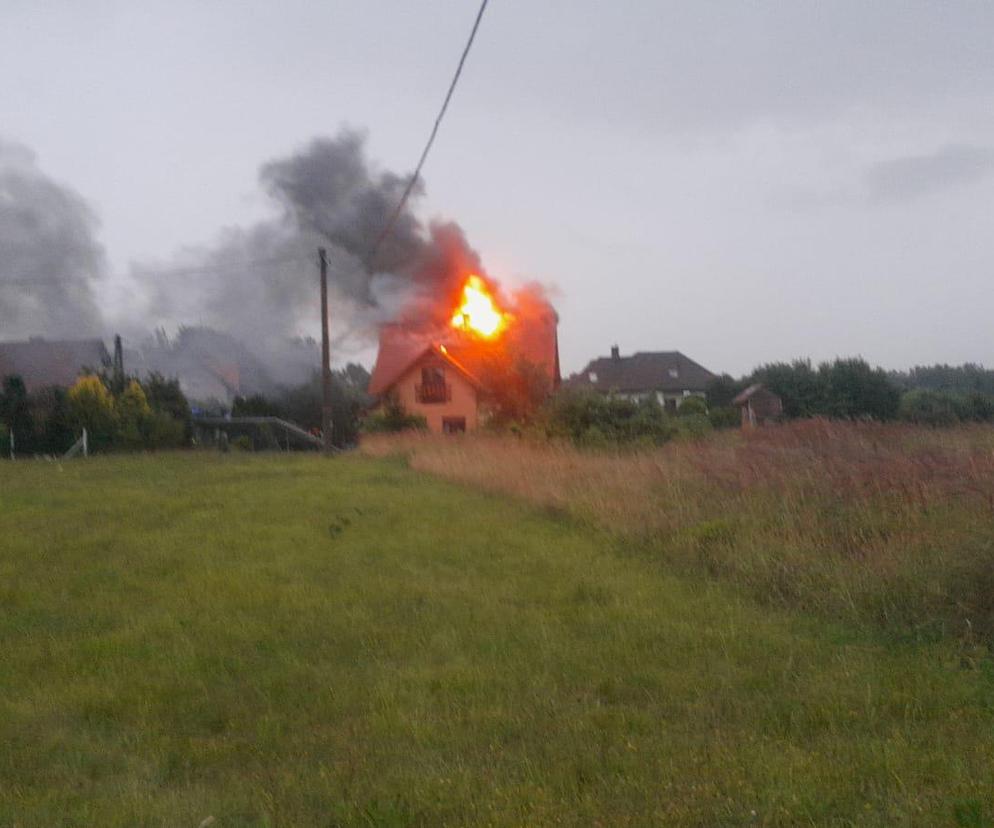 Burze na Dolnym Śląsku. Dom zapalił się od pioruna, strażacy interweniowali ponad 350 razy