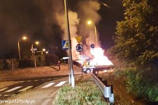 Tychy: Pożar samochodu na rondzie