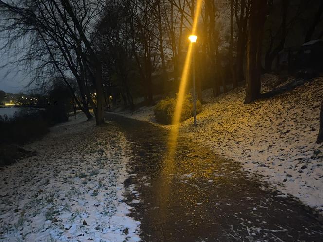 Zima zaatkowała w Olsztynie. Na ulicach zrobiło się biało [ZDJĘCIA]