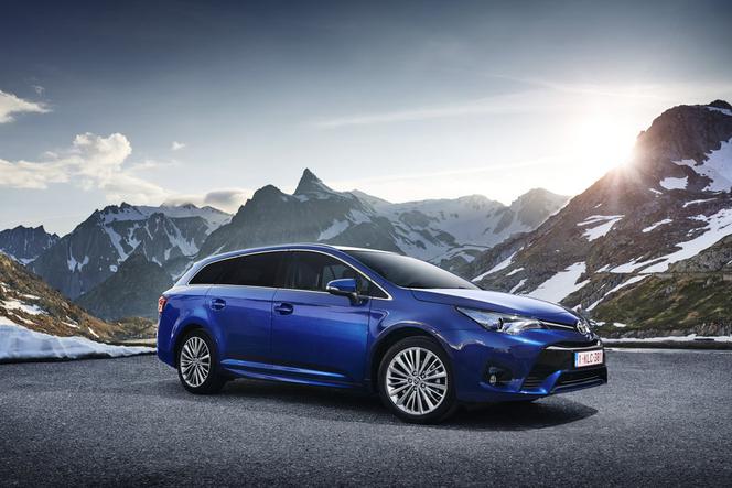 Toyota Avensis Touring Sports lifting 2015