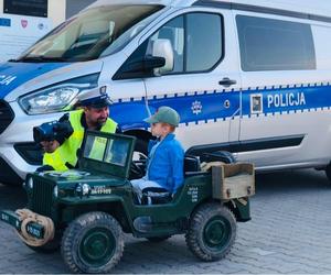 Do szkoły uczniowie i ... policja. By było bezpiecznie