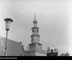Widok ze Starego Rynku: budynek wagi miejskiej (z lewej) i ratusz z wieżą.