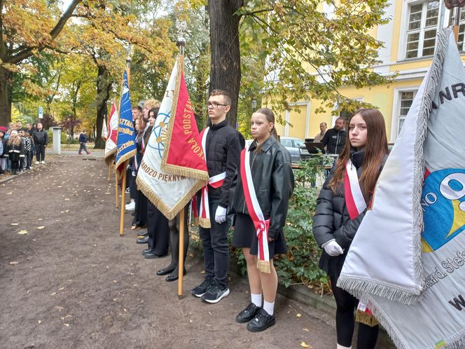Zapalono znicze dla rozstrzelanych mieszkańców Leszna. W rocznicę tragicznych wydarzeń [ZDJĘCIA]