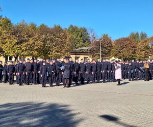 Uroczyste zakończenie szkolenia policyjnego w Katowicach. Ponad 200 nowych policjnatów