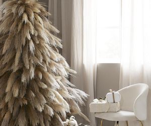 Jak ubrać choinkę w stylu boho? Kaszmirowe choinki z traw to hit 2025