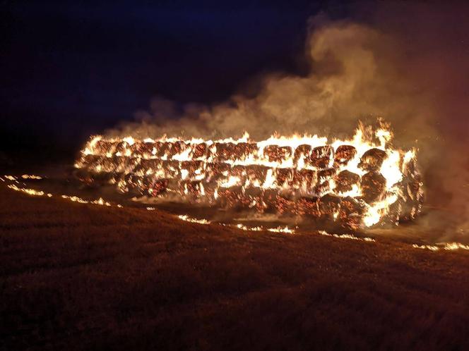 Ogromny pożar stogu słomy w Mąkowarsku!