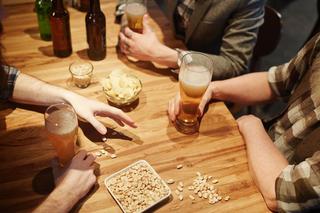 Najchętniej we własnym domu. Jak często Polacy piją piwo? 