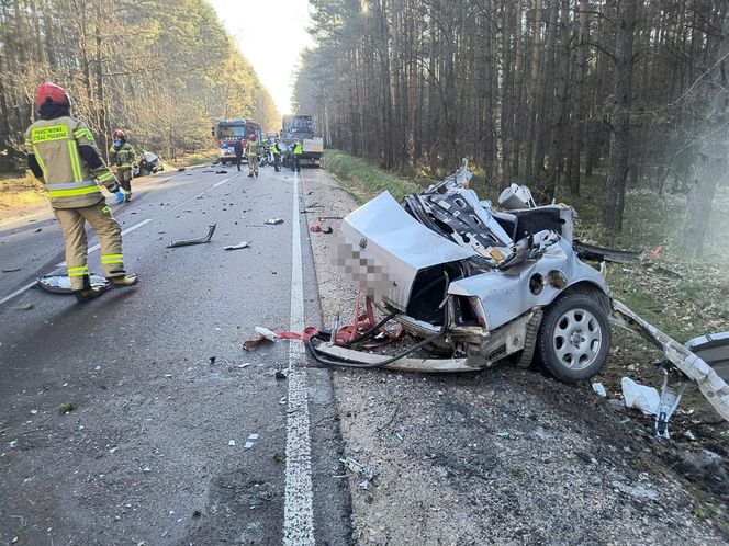 Dramat na drodze. Osobówka rozerwana na strzępy! Dwie osoby w szpitalu.