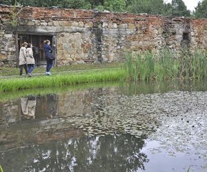 To jedyny taki dwór obronny w Małopolsce. Znajduje się w dawnej szlacheckiej wsi 