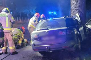 Rurzyca. Osobówka wypadła z drogi i zatrzymała się na drzewie. Nie żyje mężczyzna