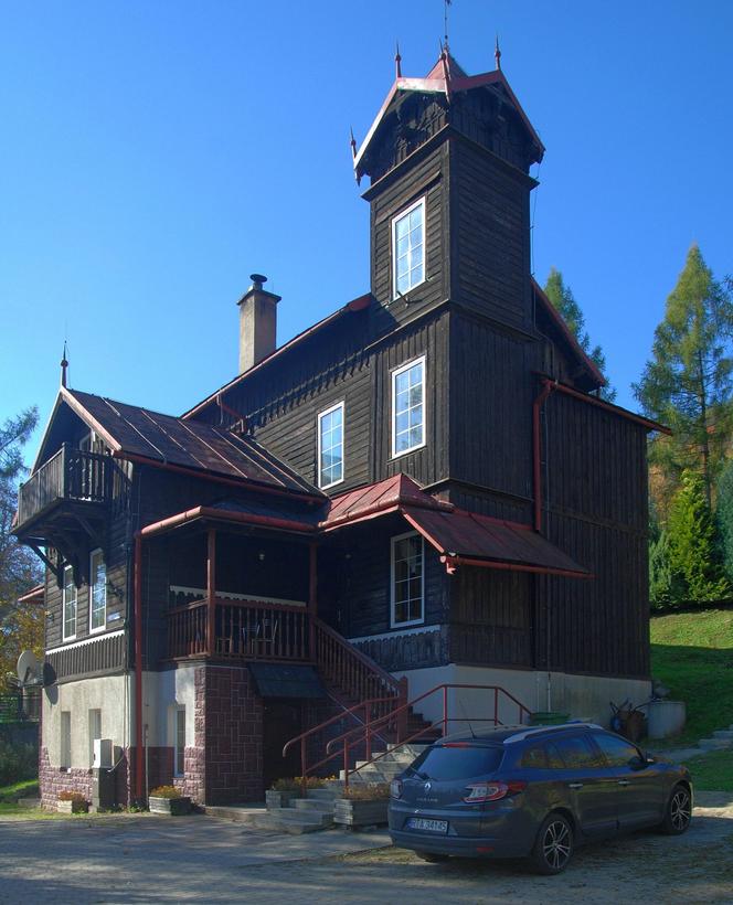 To jedna z najpiękniejszych willi w Małopolsce. Przed wojną było w niej kultowe sanatorium