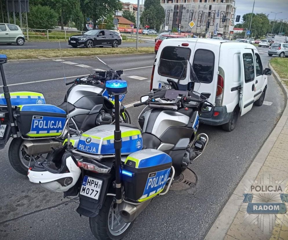 Był tak pijany, że policjanci wywęszyli go przez szybę. Na pace kupa śmieci i dwóch pasażerów