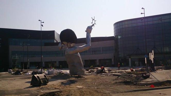 Rzeźba przy centrum handlowym Posnania