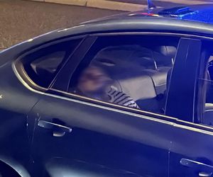 Pijany zmiótł kobietę na pasach i uciekł. Nocny dramat w sercu Warszawy