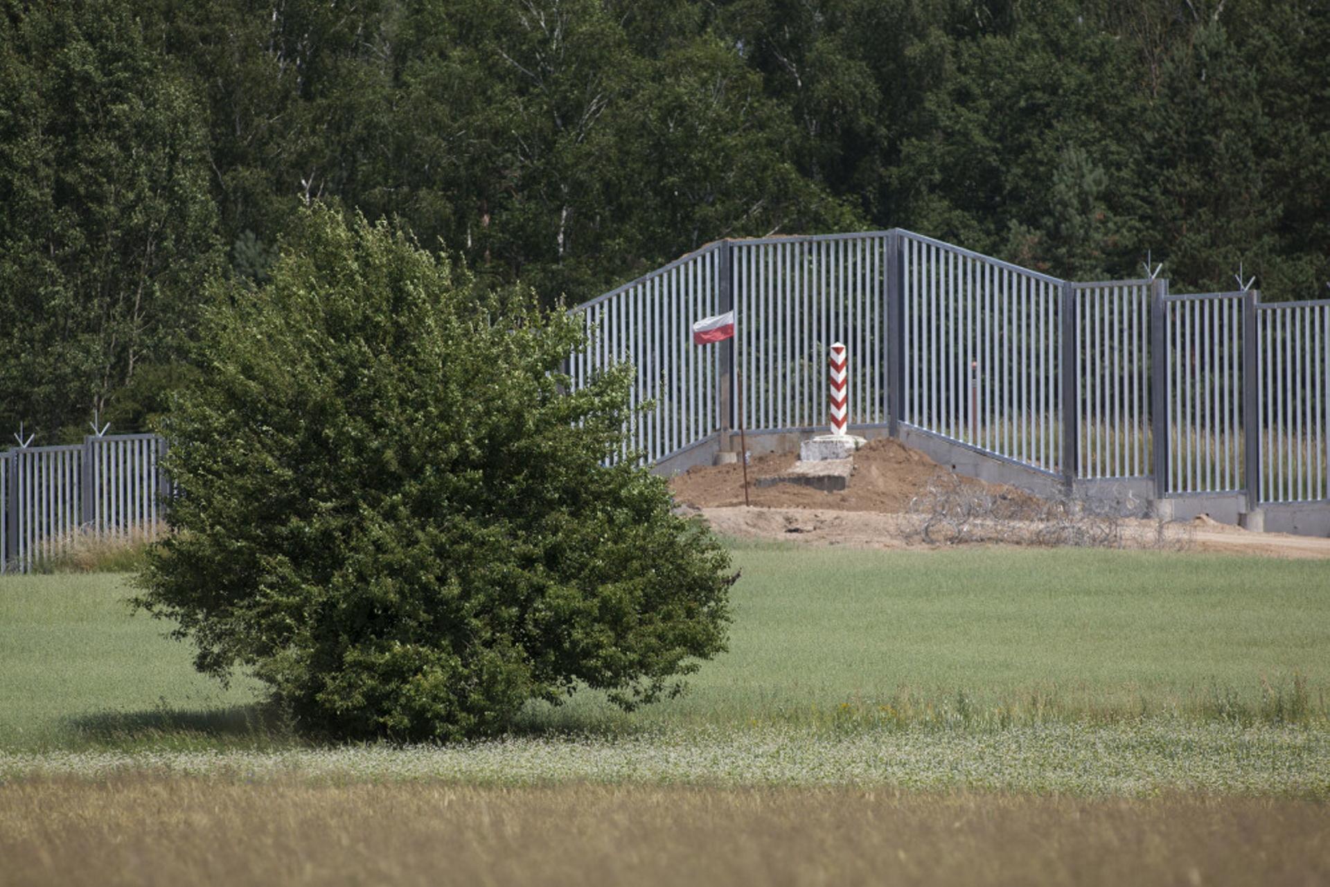 Łotwa: Migranci sforsowali zaporę na granicy. Pomogły białoruskie służby.
