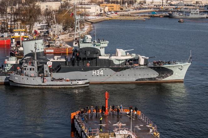 ORP Błyskawica opuściła swoje miejsce przy nabrzeżu w Gdyni