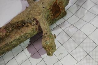 Zabytkowa szabla wyłowiona z Wisły. Rzeka odkrywa skarby z przeszłości