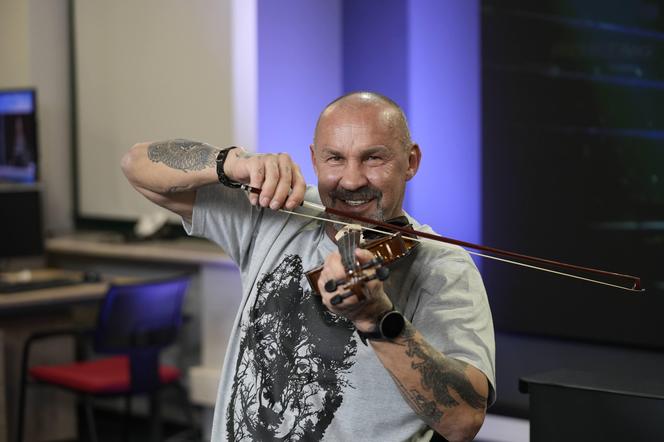 Przemysław Saleta gra na skrzypcach