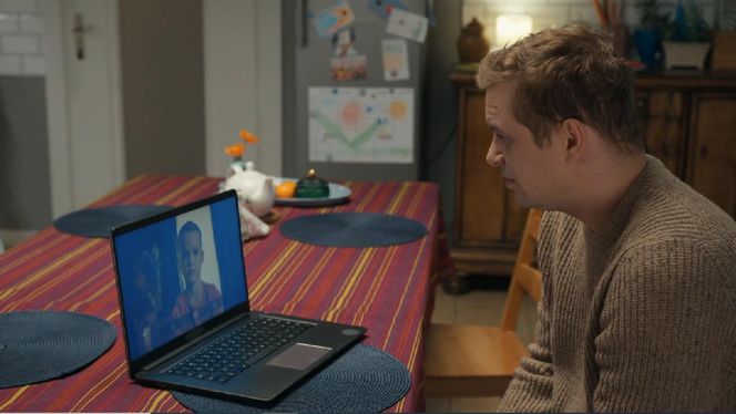 Barwy szczęścia, odcinek 3175. Marysia (Nina Szumowska), Hubert (Marek Molak)