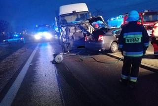 Zderzenie TIR-a z osobówką w Wojniczu. Są poszkodowani! Droga całkowicie zablokowana