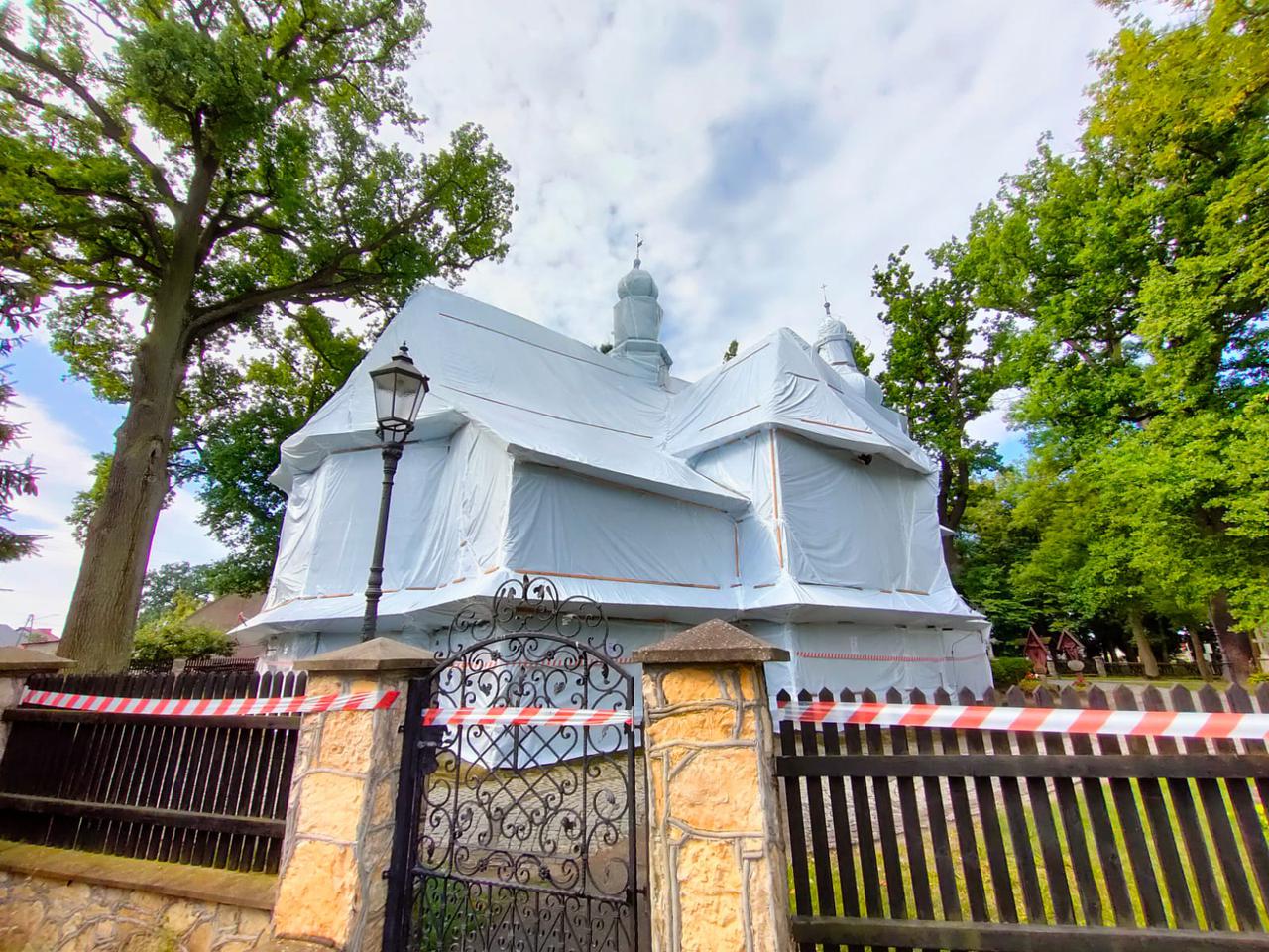 Kościół w Bierdzanach szczelnie owinięty folią, od posadzki po dzwonnicę