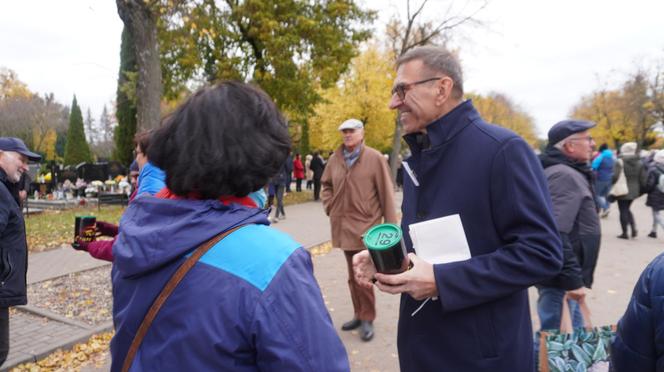 Tłumy na cmentarzu przy ul. Poprzecznej. Olsztynianie odwiedzają groby bliskich [ZDJĘCIA]