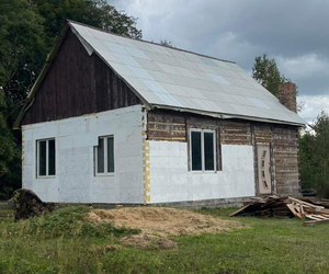 Zbyszek rzucił szkołę, by zbudować dom dla rodziny. 18-latek walczy o lepsze jutro