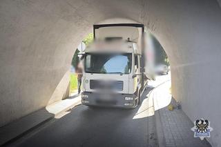Ciężarówka utknęła w tunelu. Zdjęcia mówią wszystko