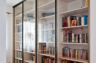 Biblioteka z szklanymi frontami w nowoczesnym wnętrzu
