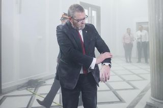 Szokujące sceny w Sejmie! Braun zgasił świece chanukowe
