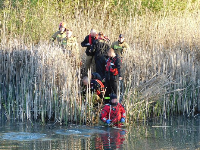 Nietrzeźwy utopił terenówkę w stawie. Potem zaczął pływać i śpiewać