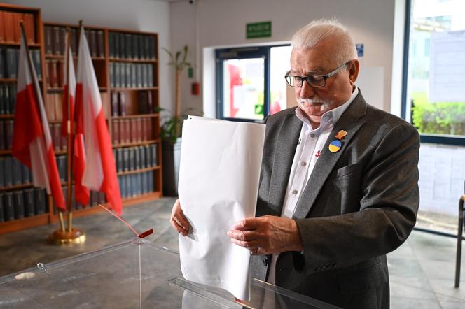 Lech Wałęsa głosuje w wyborach