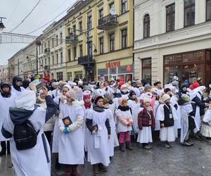 Kolorowy Orszak Trzech Króli w Łodzi. W centrum miasta pojawiło się mnóstwo osób [ZDJĘCIA]