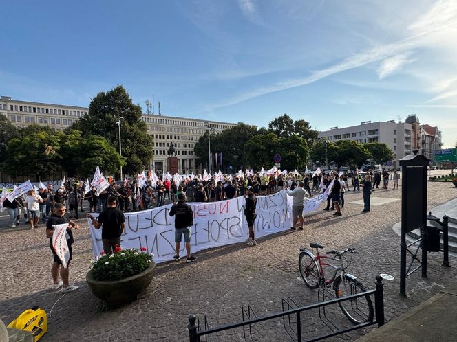 Paraliż w Katowicach. Rozpoczął się protest górników i hutników. "Stal się hartuje, a rząd ją rujnuje"