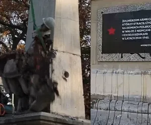 Ktoś tęsknił za pomnikiem sowieckich żołnierzy! Szok. To pojawiło się natychmiast po demontażu