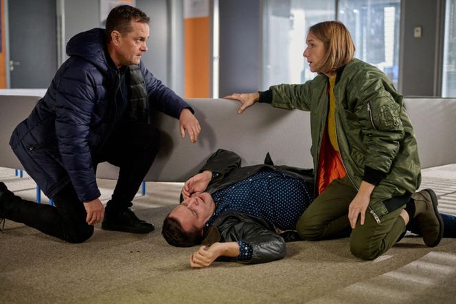 Na Wspólnej odc. 3984. Iga (Lidia Sadowa), Michał (Robert Kudelski), Sławek (Mariusz Słupiński)