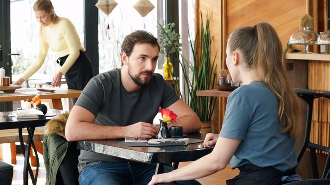 Barwy szczęścia, odcinek 2663: Renata (Anna Mrozowska), Kodur (Oskar Stoczyński)
