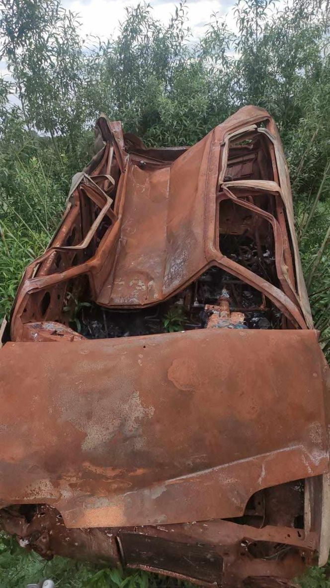 Spalony wrak samochodu zawisł na drzewie. Niecodzienna interwencja w Radostowie