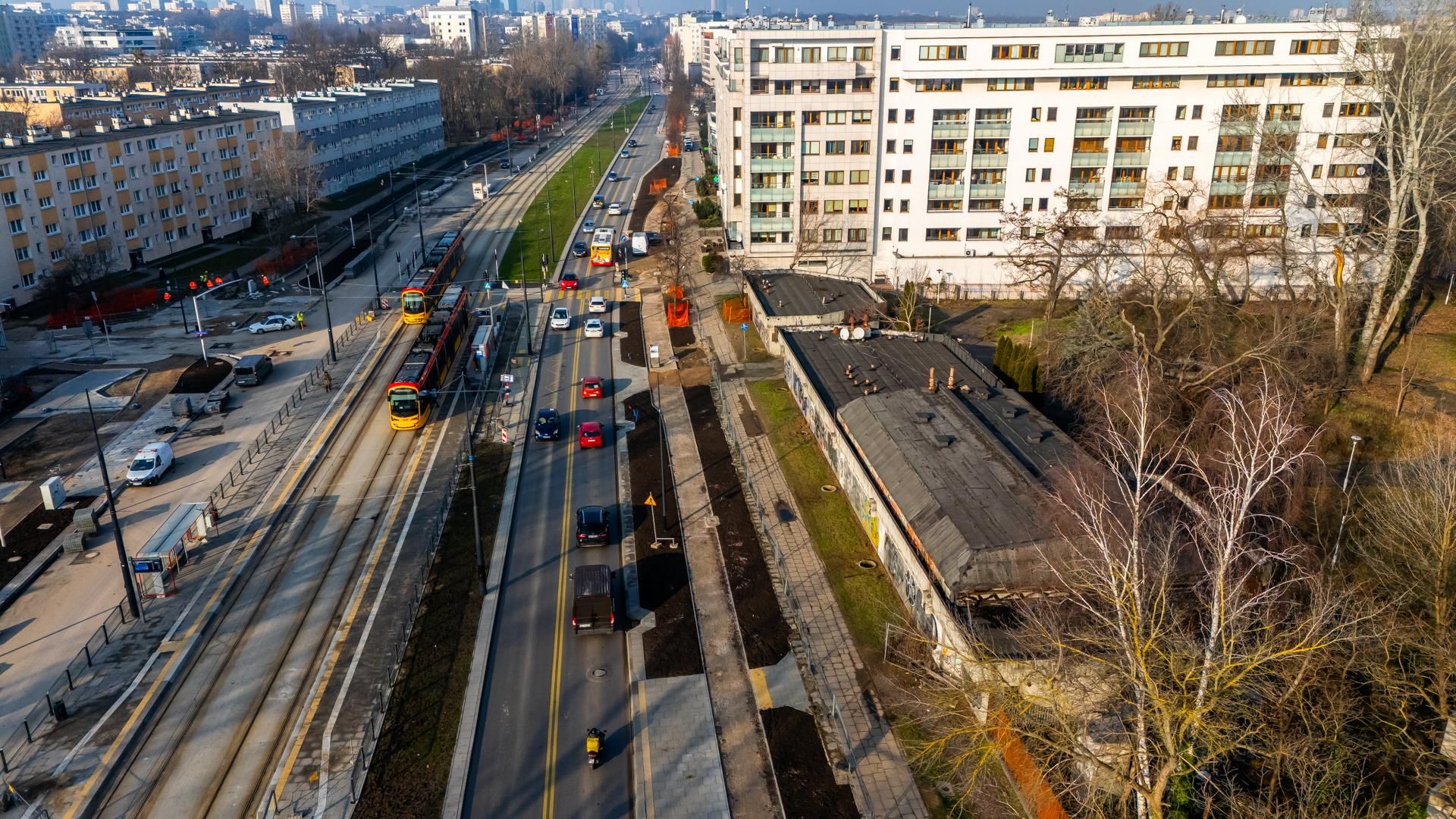 Szpiegowo z lotu ptaka. Blok na Sobieskiego 100 w Warszawie