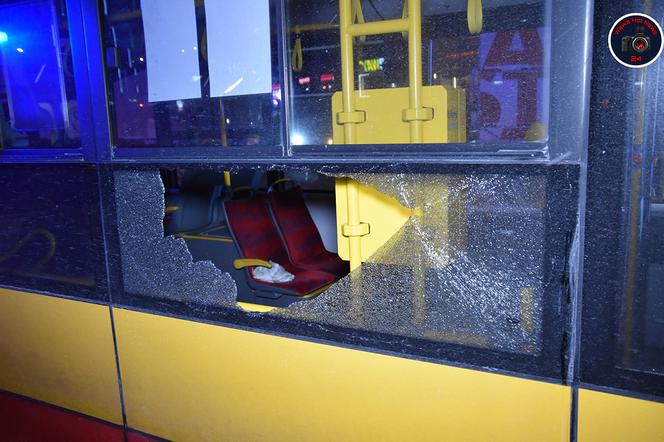 Autobus miejski uderzył w słup