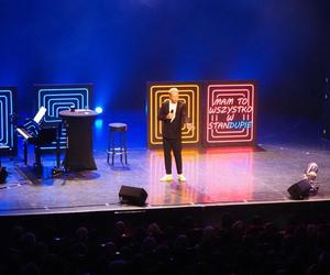 Maciek Stuhr w stand up-ie w Teatrze Rozrywki w Chorzowie